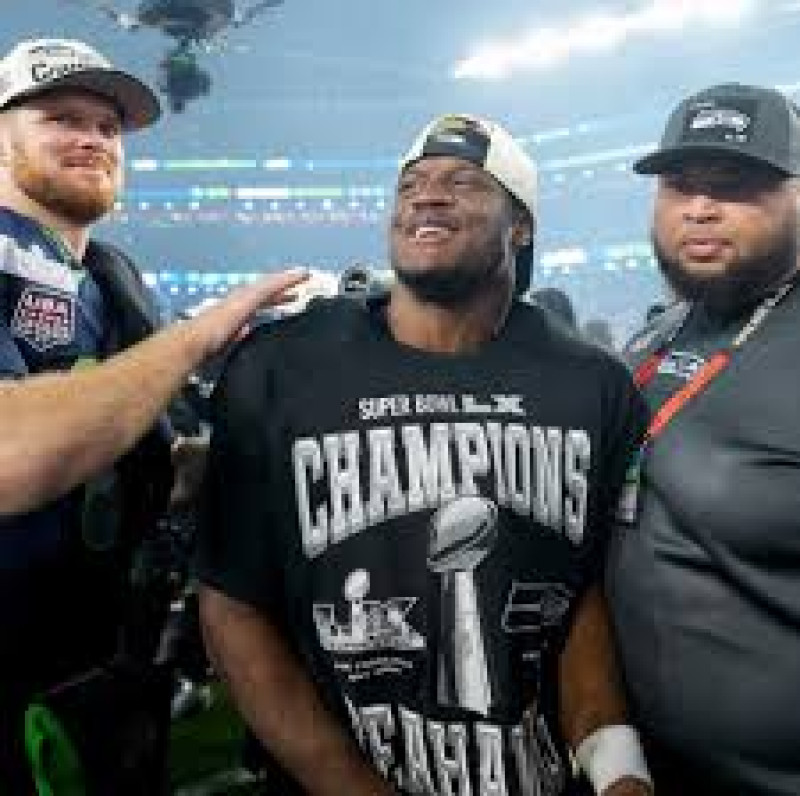 Kenneth Walker III sostiene su trofeo como el MVP del Super Bowl 2026.