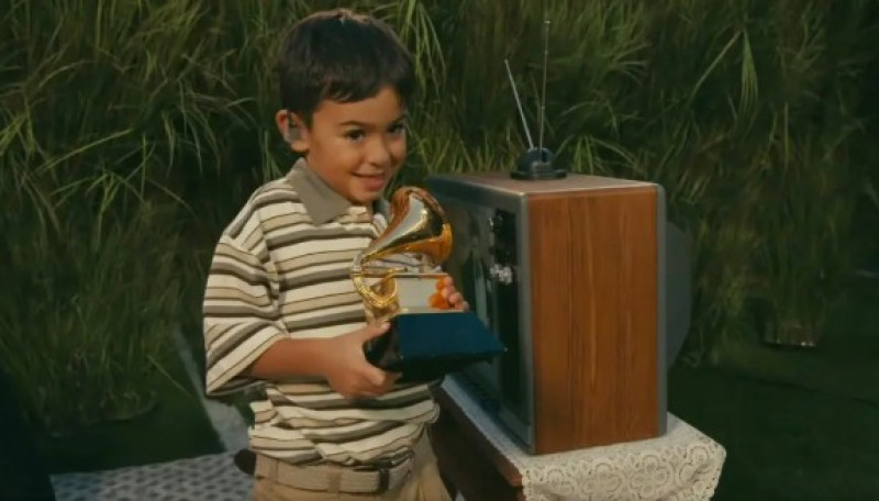 Un joven actor en uno de los momentos más comentados de la actuación de Bad Bunny.Credit...Apple Music, vía NBC