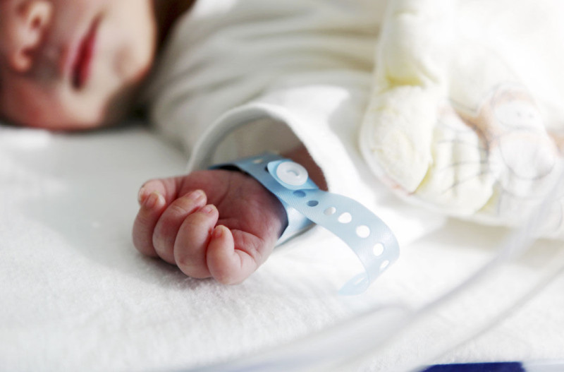 Ilustración de bebé hospitalizado.