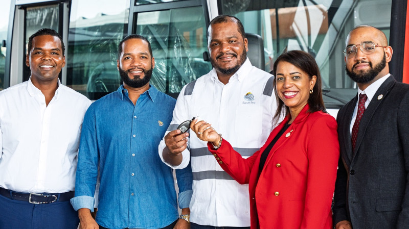 Ronny Diaz Gerente de Operaciones Ovando Tours, Ronald Diaz, Gerente Financiero ovando Tours. Habby Ovando Gerente general Ovando Tours, Donnys Suncar , Gerente Avis Darwin Bonilla Asesor comercial Leasing Avis.