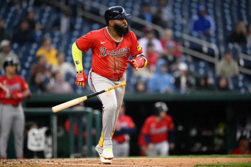 Marcell Ozuna, de los Bravos, inicia el recorrido por las bases tras pegar un imparable contra los Nacionales, el 17 de septiembre de 2025, en Washington.