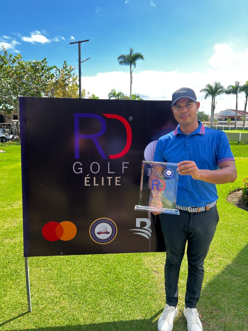 Fabio Balbuena muestra la placa que lo acredita como el campeón de la primera parada del torneo.