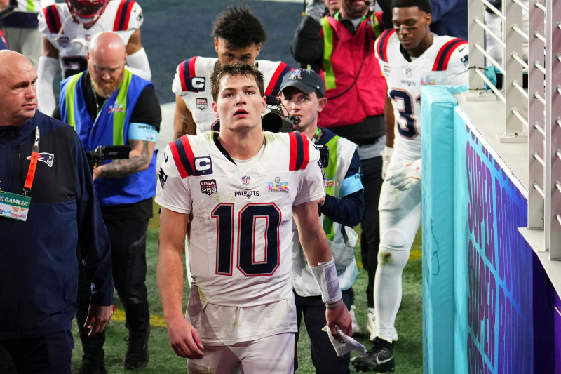 Drake Maye (10), y sus compañeros de equipo abandonan el campo tras perder ante los Seattle Seahawks en el Super Bowl 60 de la NFL, el domingo 8 de febrero de 2026.