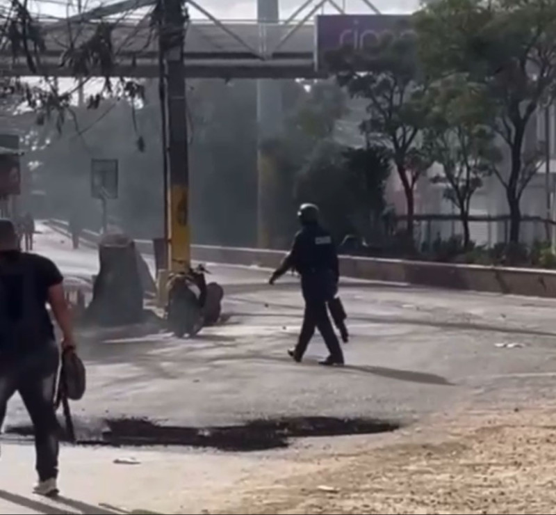 Momento del enfrentamiento entre estudiantes y policías en UASD San Francisco de Macorís.