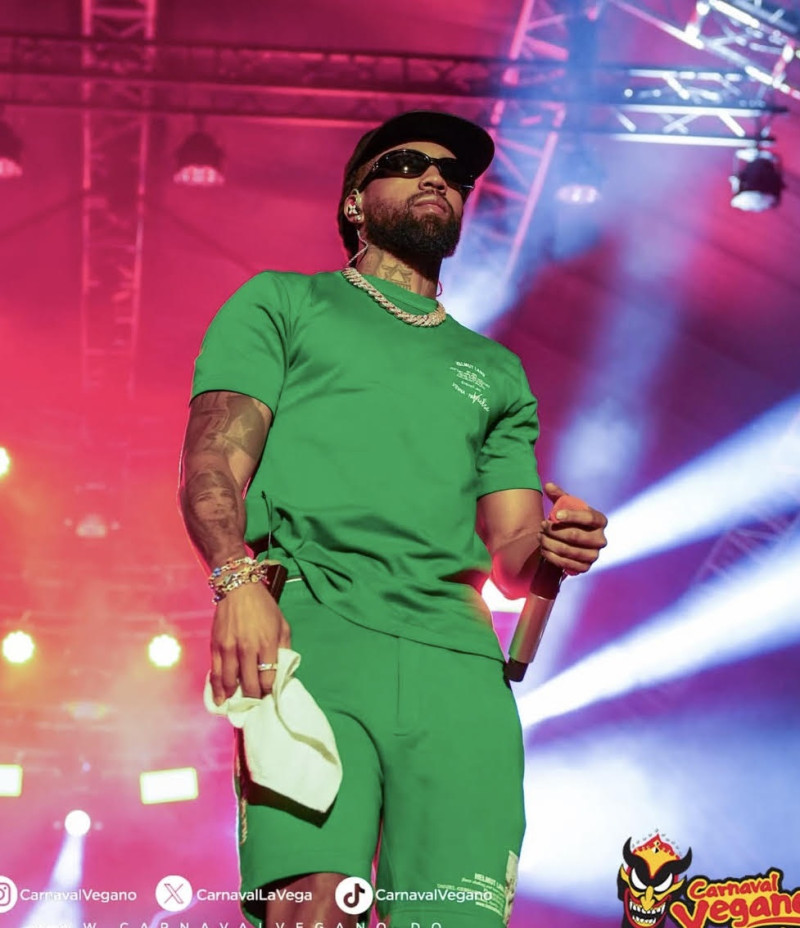 El Nene la Amenazzy durante su show en el carnaval vegano 2026.