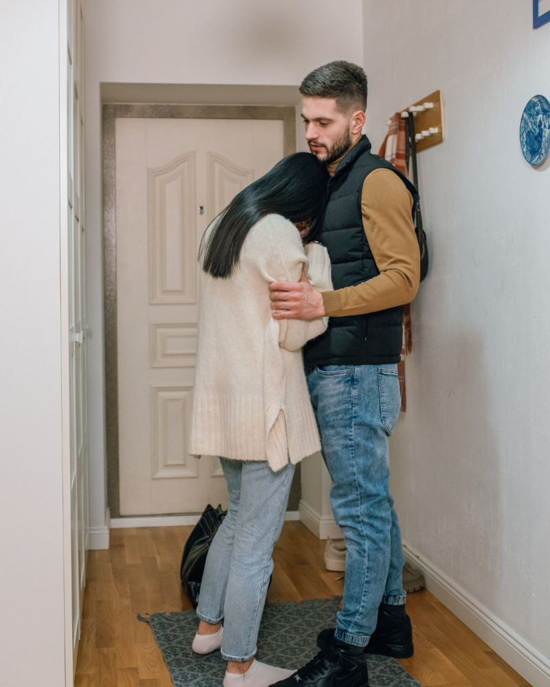 Parejas abrazándose