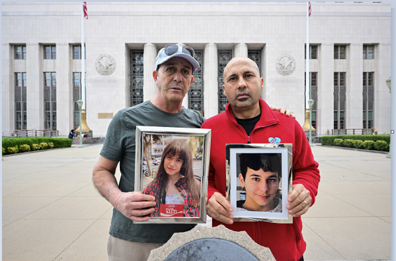 Los padres del Reino Unido, Mariano Janin y George Nicolaou, sostienen fotos de sus hijos frente al Tribunal Superior del Condado de Los Ángeles, el 9 de febrero de 2026.