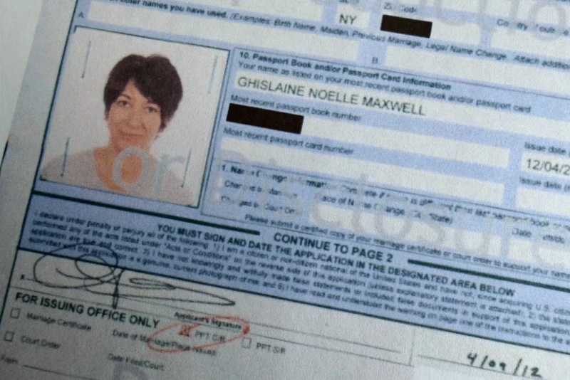 Un documento incluido en la publicación de los archivos Jeffrey Epstein muestra la renovación del pasaporte de Ghislaine Maxwell, pareja de Epstein, en 2012.