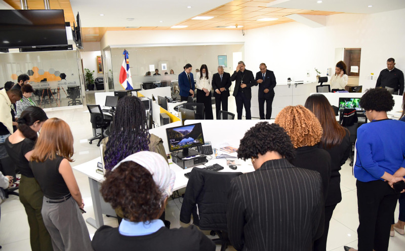 Monseñor Carlos Tomás Morel Diplán, luego del Desayuno de Listín Diario, oró por los miembros de la Redacción y sus familiares.