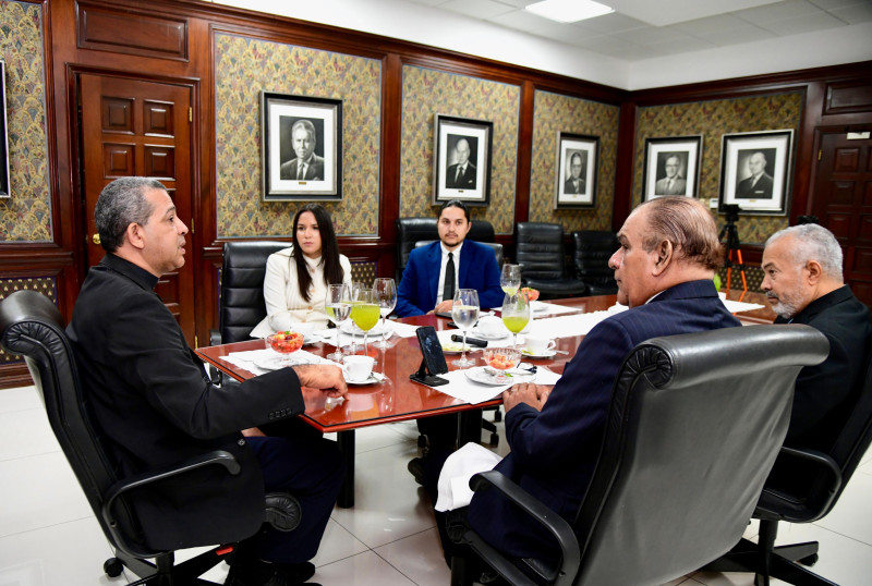 El Desayuno de Listín Diario estuvo encabezado por su director Miguel Franjul y el subdirector Fabio Cabral. Participaron, además, los periodistas Yadimir Crespo y Sauro Scalella.