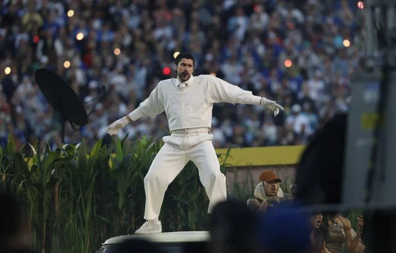 Bad Bunny durante la actuación del domingo 8 de febrero 2026 en el Super Bowl.