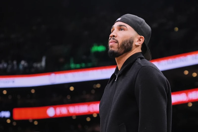 El alero de los Celtics Jayson Tatum de pie cerca de la banca durante el partido ante los Nuggets el 7 de enero del 2026.