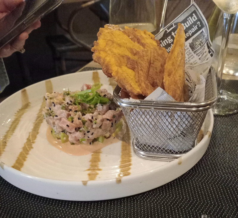 Tuna tartare con fritos
