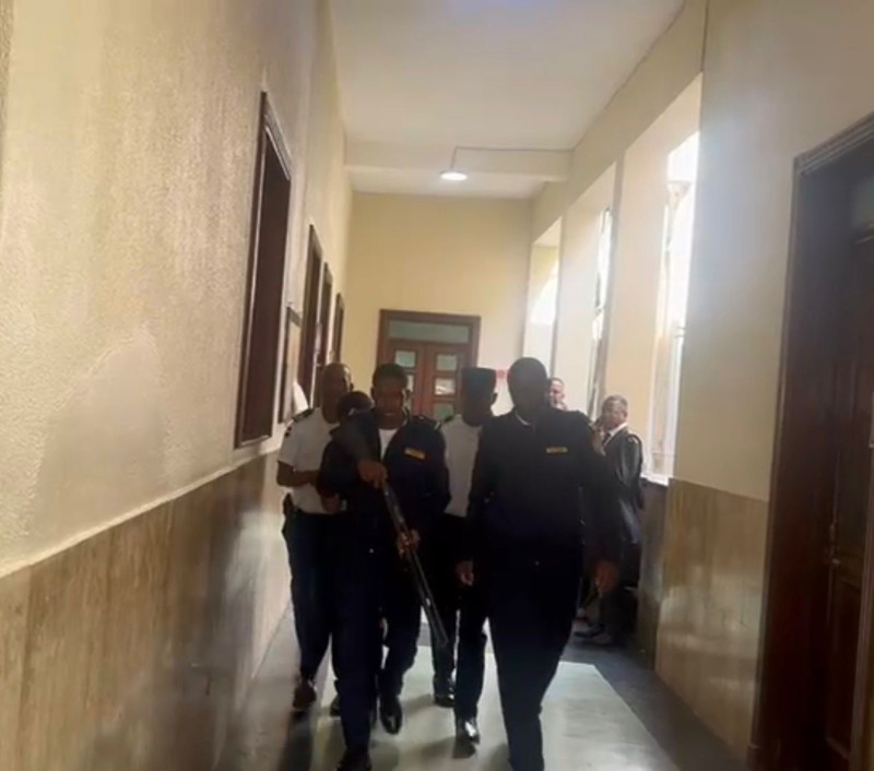 Momento en el que Amauris Polanco Herrera era trasladado a la cárcel preventiva del Palacio de Justicia de Ciudad Nueva.