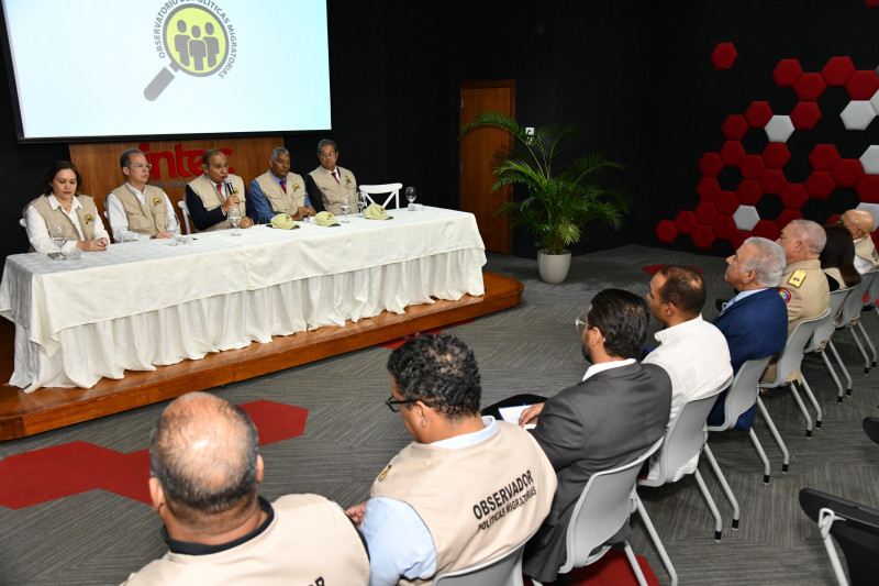 Miguel Franjul ofrece detalles del centro de datos del OPM, junto a miembros del organismo.