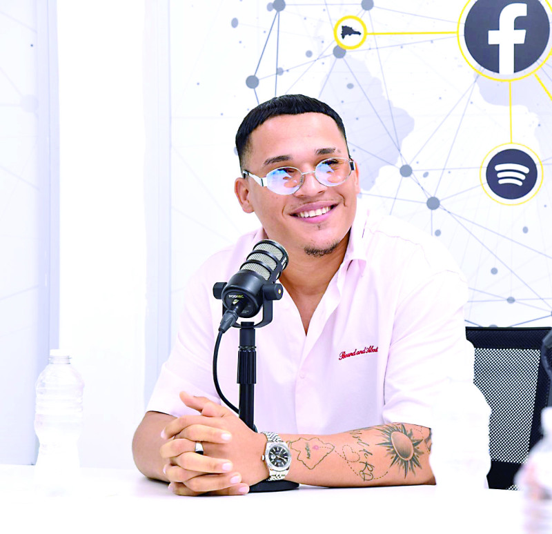 Ebenezer Guera sonríe al contar su historia de vida y musical durante su visita a Listín Diario.