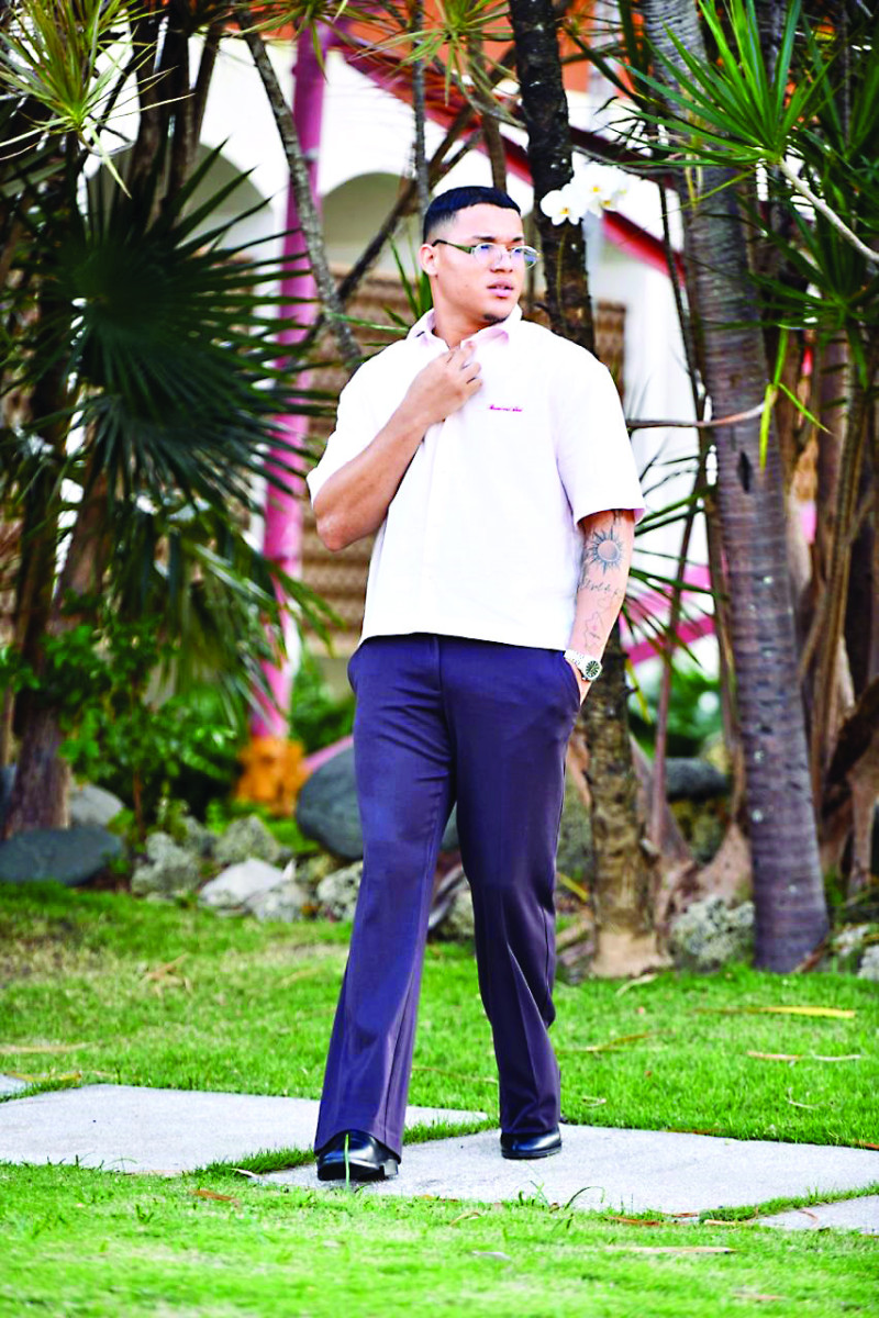 Ebenezer Guerra en los jardines de Listín Diario, luego de conversar con las periodistas.