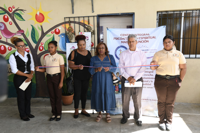 Corte de la cinta para dejar inaugurado el centro.