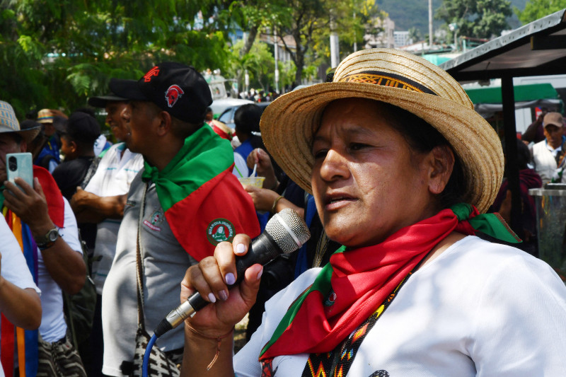 La senadora colombiana Aida Quilcue pronuncia un discurso durante una marcha para participar en la tradicional minga indígena en el marco de la COP16 en Cali.