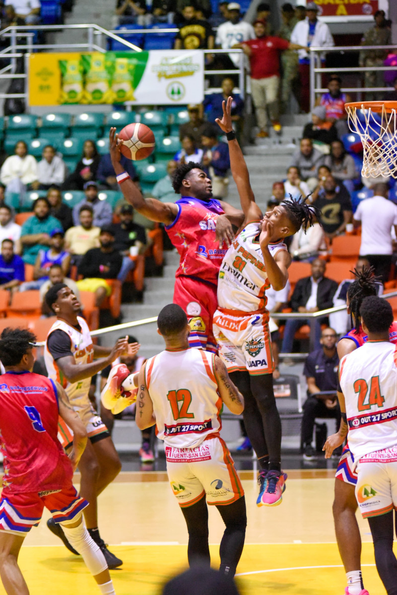 Jordan Gerónimo, del Sameji, trata de encestar sobre la defensa de Luis Martínez, del Cupes, en el partido del torneo superior de Santiago, el 10 de febrero de 2026.