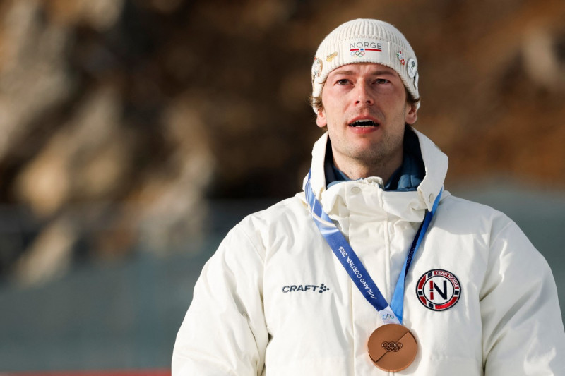 El noruego Sturla Holm Laegreid, medallista de bronce, posa en el podio de la prueba individual masculina de biatlón de 20 km durante los Juegos Olímpicos de Invierno Milano Cortina 2026 en el Anterselva Biathlon Arena (Sudtirol Arena) en Anterselva (Val Pusteria) el 10 de febrero de 2026. (Foto de Odd ANDERSEN / AFP)