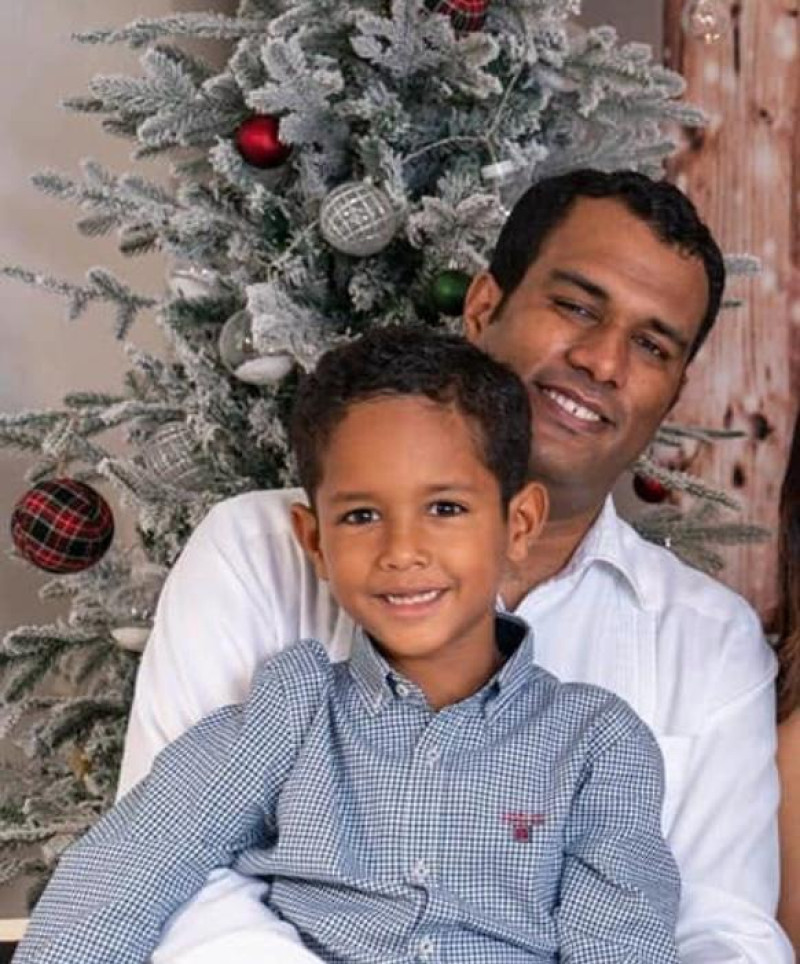 Manuel Antonio junto a uno de sus hijos