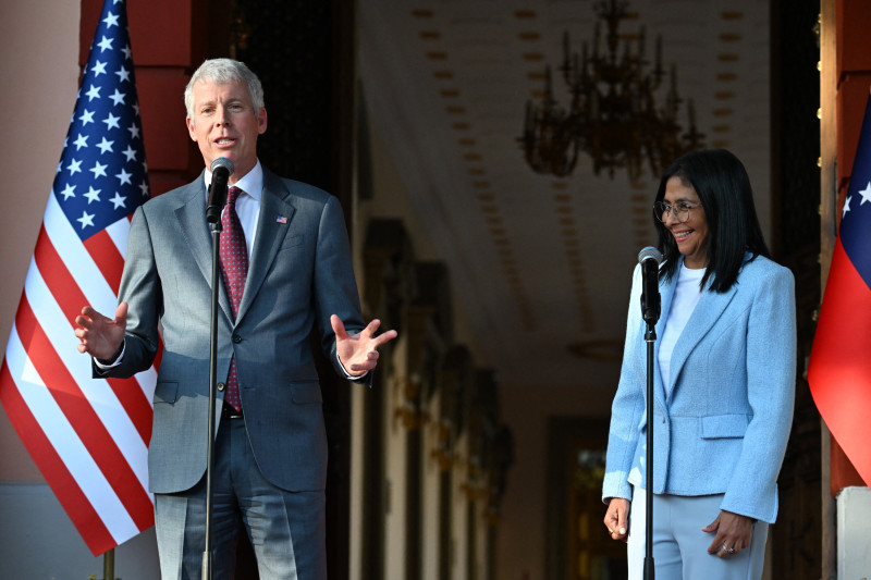 El secretario de Energía de Estados Unidos, Chris Wright (izq.), habla junto a la presidenta interina de Venezuela, Delcy Rodríguez, durante una conferencia de prensa después de una reunión en el Palacio Presidencial de Miraflores en Caracas el 11 de febrero de 2026.