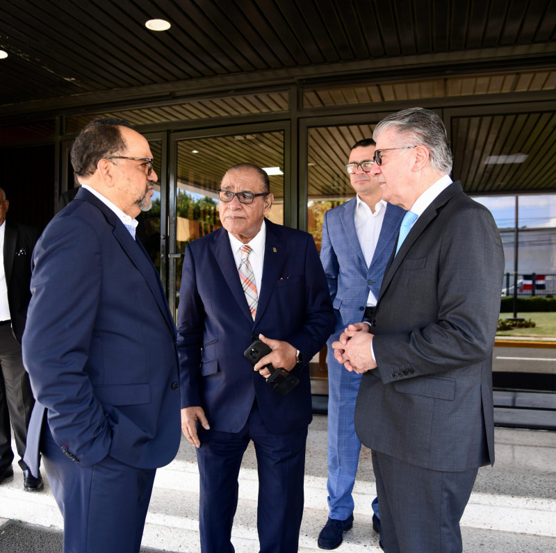Antoliano Peralta y Roberto Santana conversan con el director del Listín Diario, Miguel Franjul, a su llegada a la sede del decano de la prensa nacional.