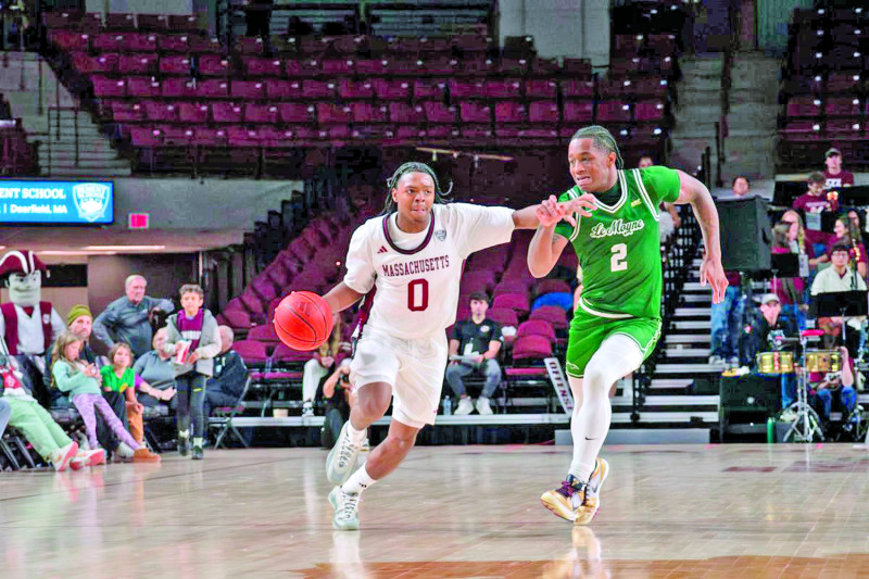 Danny Carbuccia está en su primera temporada en el baloncesto universitario de la NCAA.
