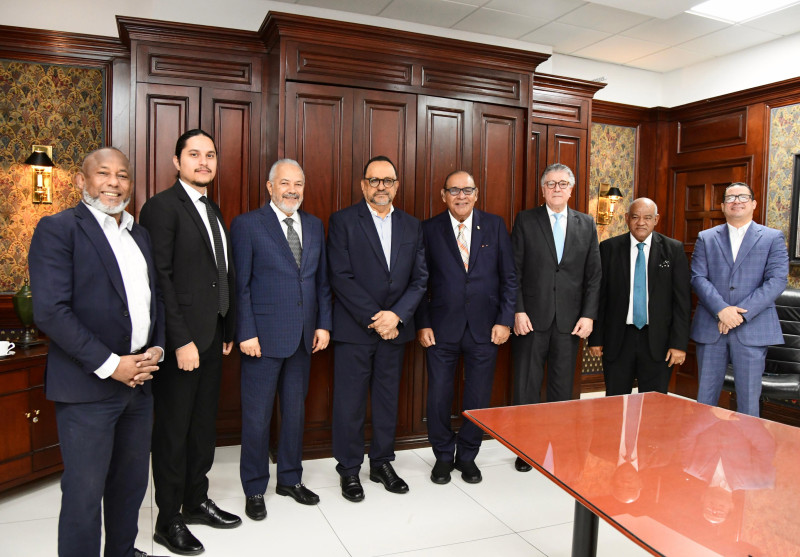 Participantes y anfitriones en el Desayuno del Listín Diario.