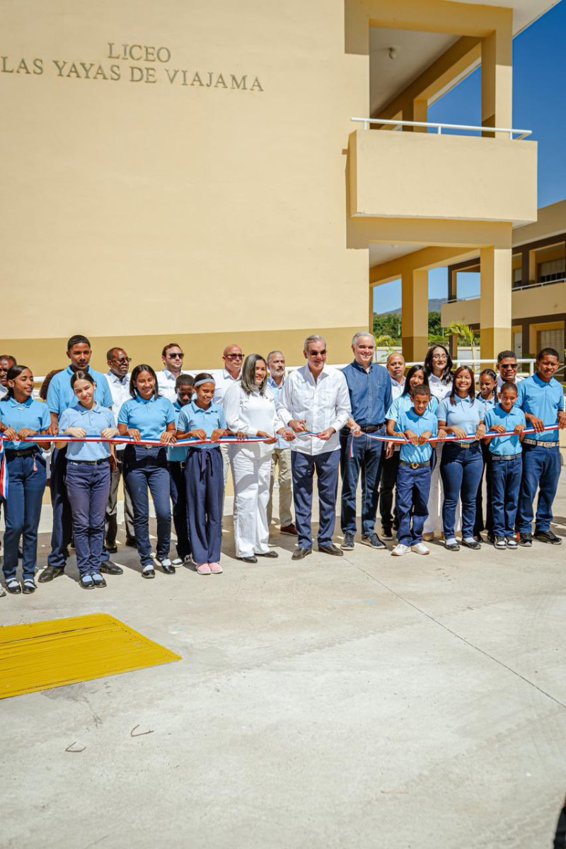 El presidente Luis Abinader inaugura varios centros educativos en la provincia de Azua.