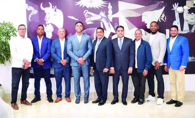 José P. Monegro, al centro, director del periódico El Día junto a los mentores del seleccionado dominicano que participará en el Clásico Mundial de Béisbol. Figuran Hugo López Morrobel, Amaury Nina, Juan Núñez Nepomuceno, Nelson Cruz, Monegro, el ministro Kelvin Cruz, Leo Corporán, Edwin Encarnación y Miguel Medina