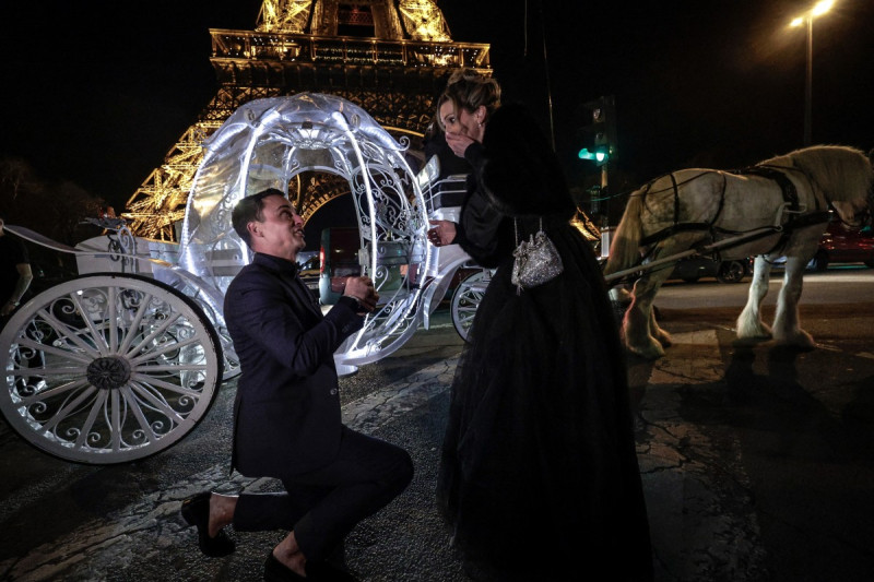 Una pareja holandesa posa frente a la Torre Eiffel durante una propuesta de matrimonio inspirada en Cenicienta en París el 7 de febrero de 2026, antes de San Valentín.