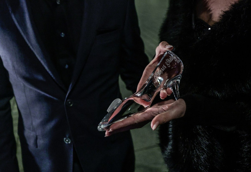 Una pareja holandesa que participa en una propuesta de matrimonio muestra un zapato de cristal en referencia al zapato de Cenicienta en París el 7 de febrero de 2026.