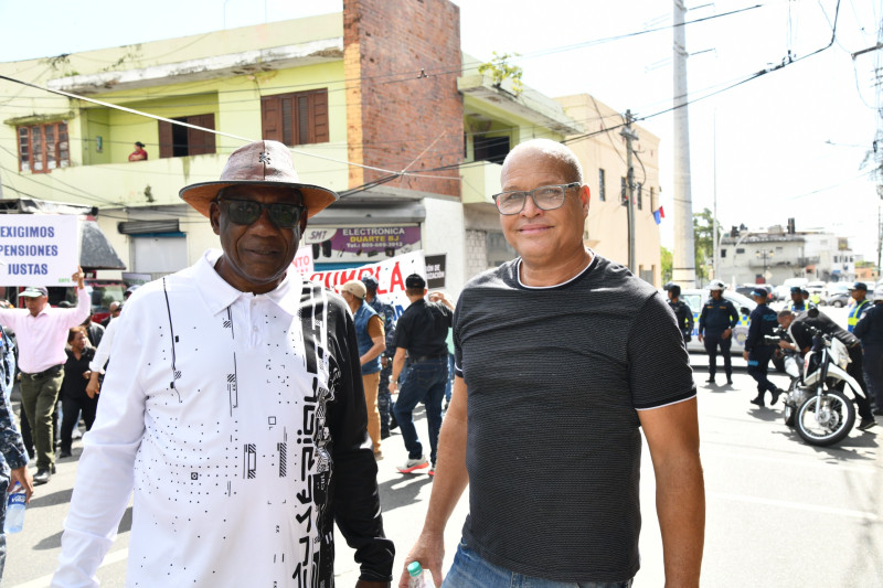 La imagen muestra a Pablo Vizcaíno en la derecha y a Luis Alberto (Chino) Marte a mano izquierda, en la marcha de la ANPA.