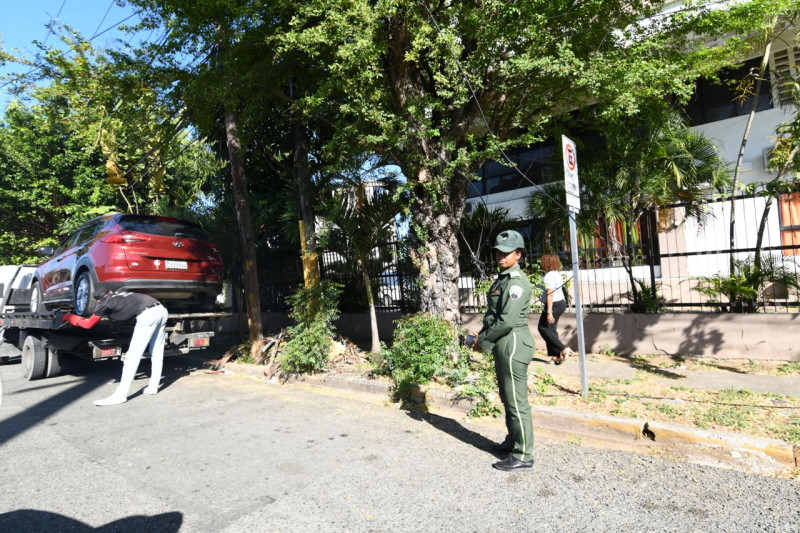 Incautan vehiculo frente a letrero de no estacione.