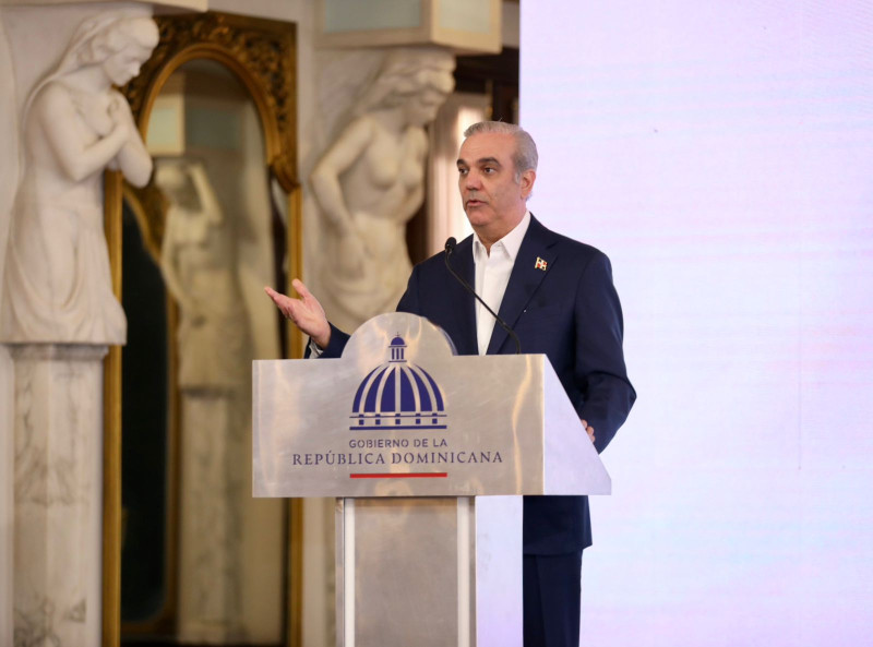 El presidente Luis Abinader, durante la presentación del informe de la comisión abarca el estudio de 749 infraestructuras viales a nivel nacional.