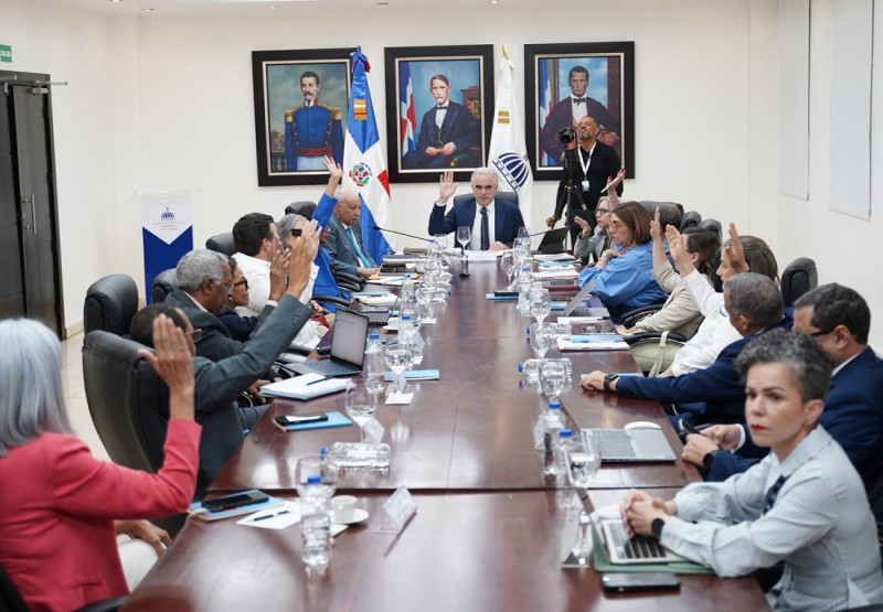 Ministro de Educación y miembros de la junta de directores del Isfodosu.
