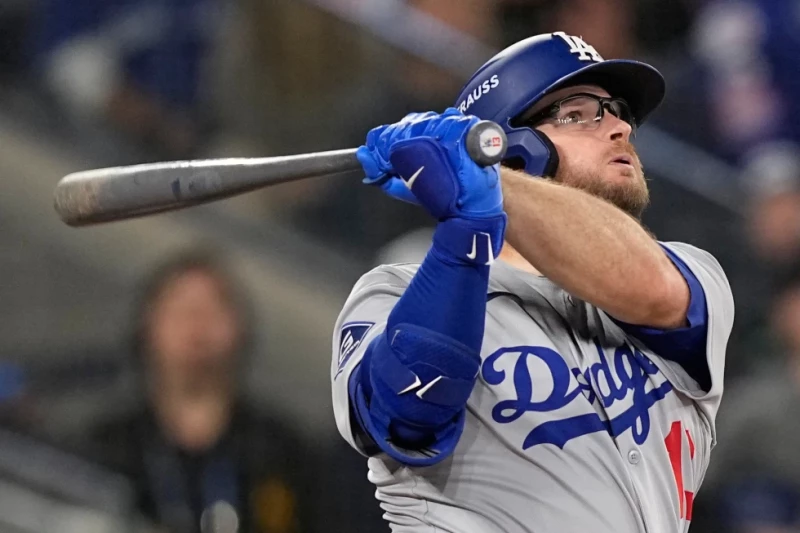 Max Muncy, de los Dodgers, observa su cuadrangular contra los Cachorros durante la octava entrada en el juego 7 de la Serie Mundial, el 1 de noviembre de 2025, en Toronto.