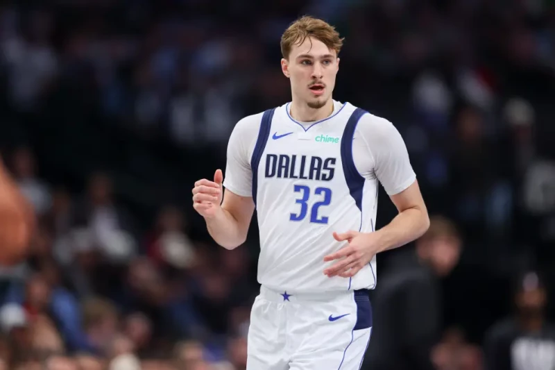 Cooper Flagg, de los Mavericks, corre por la cancha en un partido de la NBA contra los Spurs, el 5 de febrero de 2026, en Dallas.
