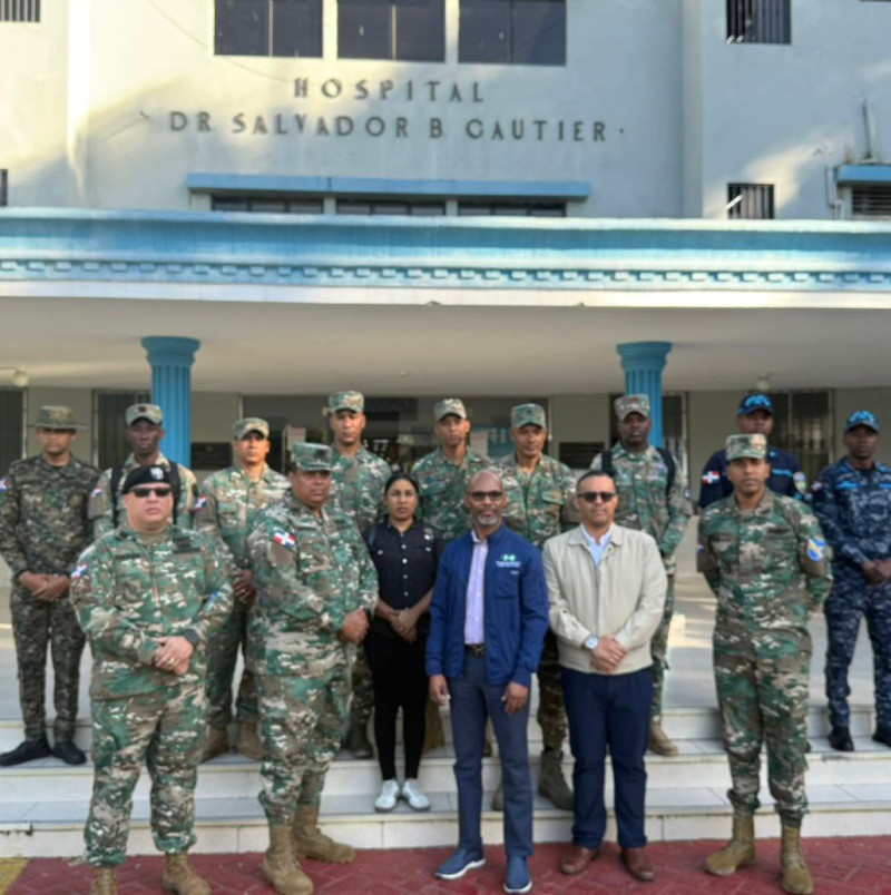 Autoridades del hospital Gautier junto a agentes de seguridad.