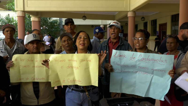 Comunitarios de Castañuelas protestan en rechazo de la amenaza de desalojo de sus terrenos.