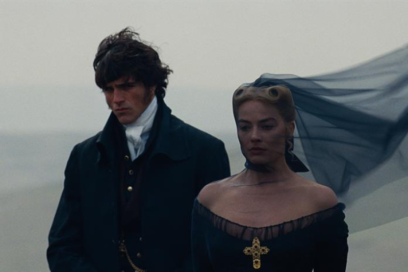 Jacob Elordi y Margot Robbie son los protagonista de la nueva versión cinematográfica de Cumbres Borrascosas. Foto cedida por Warner Bros.