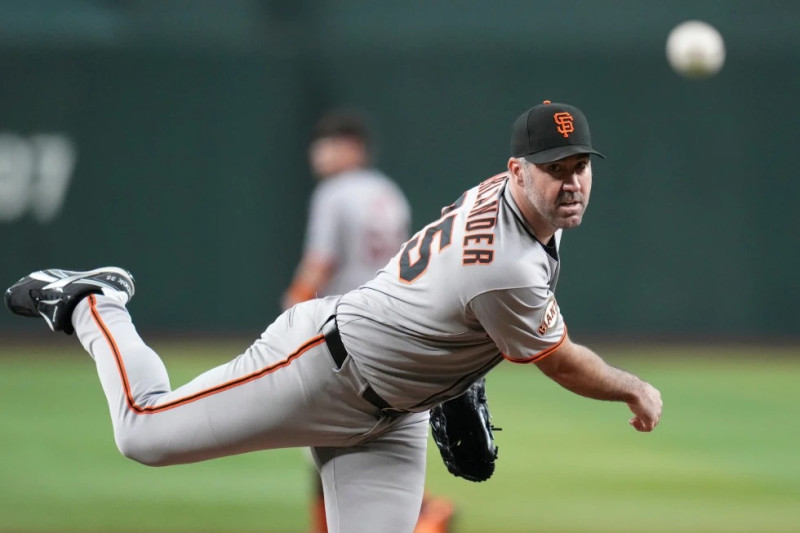 El lanzador abridor de los Gigantes de San Francisco, Justin Verlander, calienta durante la primera entrada de un partido de béisbol contra los Diamondbacks de Arizona el miércoles 17 de septiembre de 2025 en Phoenix.
