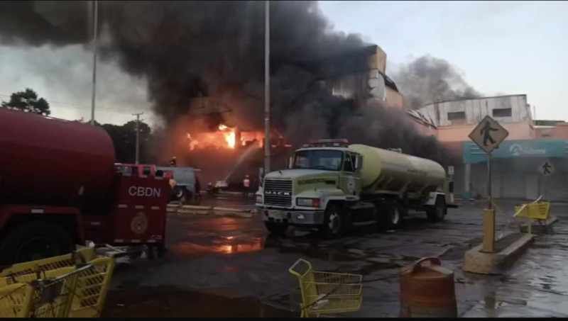 El incendio se registró en horas de la tarde de este jueves en una sucursal de L&R Comercial en Villa Mella, Santo Domingo Norte.