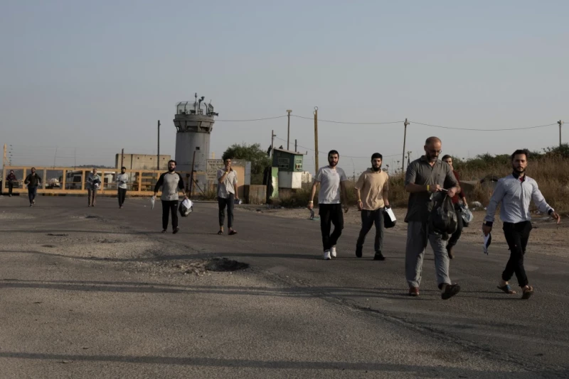 Palestinos salen de la prisión israelí de Ofer, el 4 de julio de 2024, cerca de la ciudad cisjordana de Ramala.
