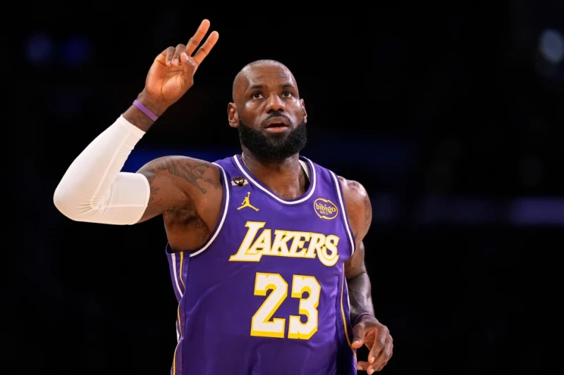 LeBron James, de los Lakers, festeja un enceste ante los Mavericks de Dallas, el 12 de febrero de 2026.