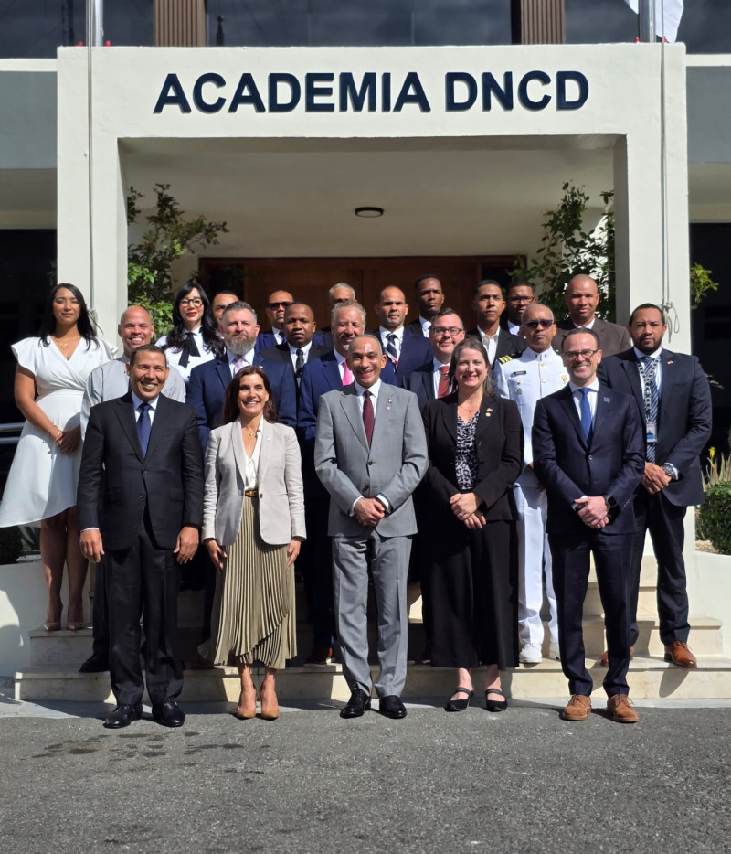 Embajadora Leah Campos junto al presidente de la DNCD, José Cabrera Ulloa.