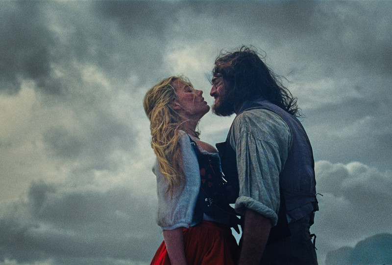 Margot Robbie y Jacob Elordi en una escena de la película "Wuthering Hegiths" ("Cumbres borrascosas").