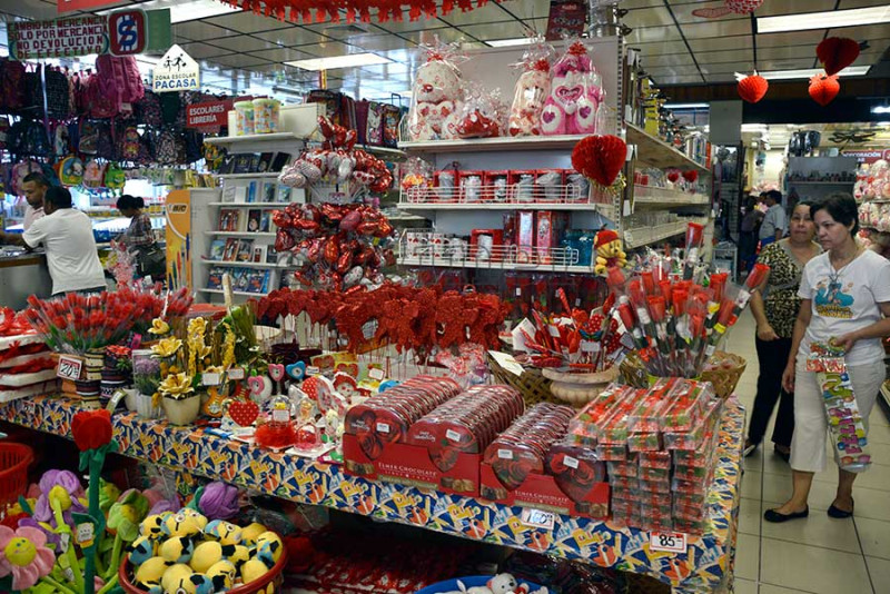 Las tiendas se activan y colocan los más variados detalles alusivos a San Valentín.